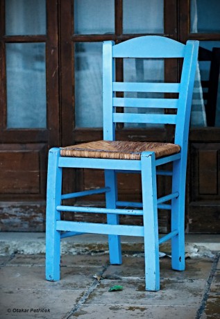 Kassiopi - zátiší se židlí